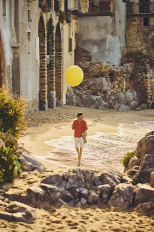 gars joue avec un ballon de citron