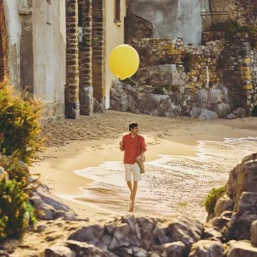 gars joue avec un ballon de citron