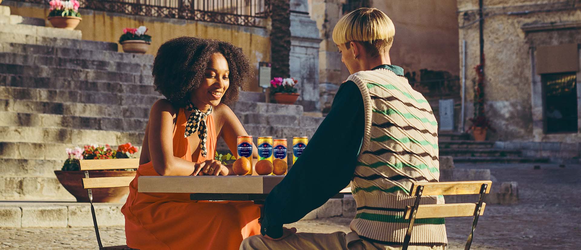 gars jouent aux échecs avec des canettes