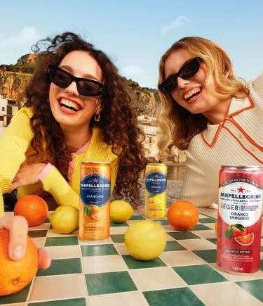 canettes des boissons sanpellegrino sur une table mobile