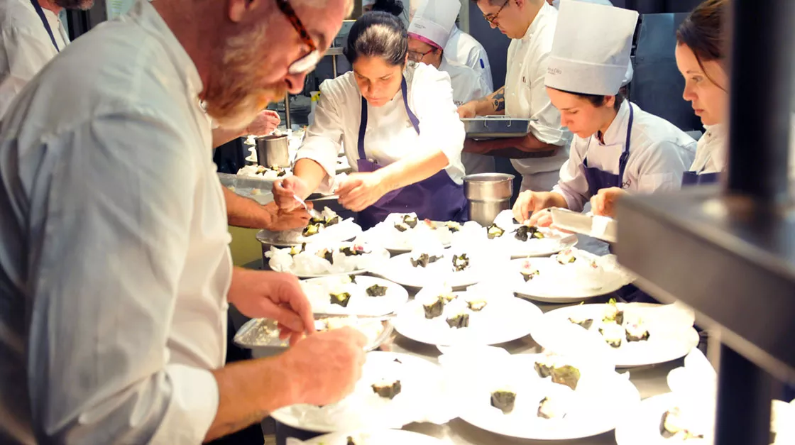 Chefs au travail préparant les plats