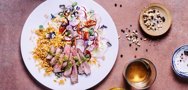 Steak tranché avec salade fraîche et riz croustillant