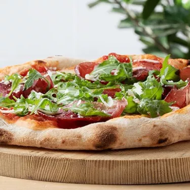 Pizza avec bresaola, roquette et parmesan