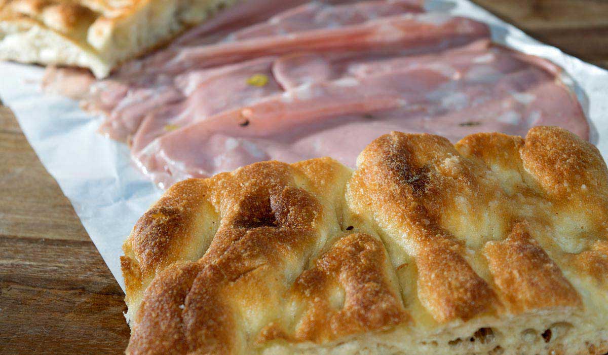 Pizza mit Mortadella