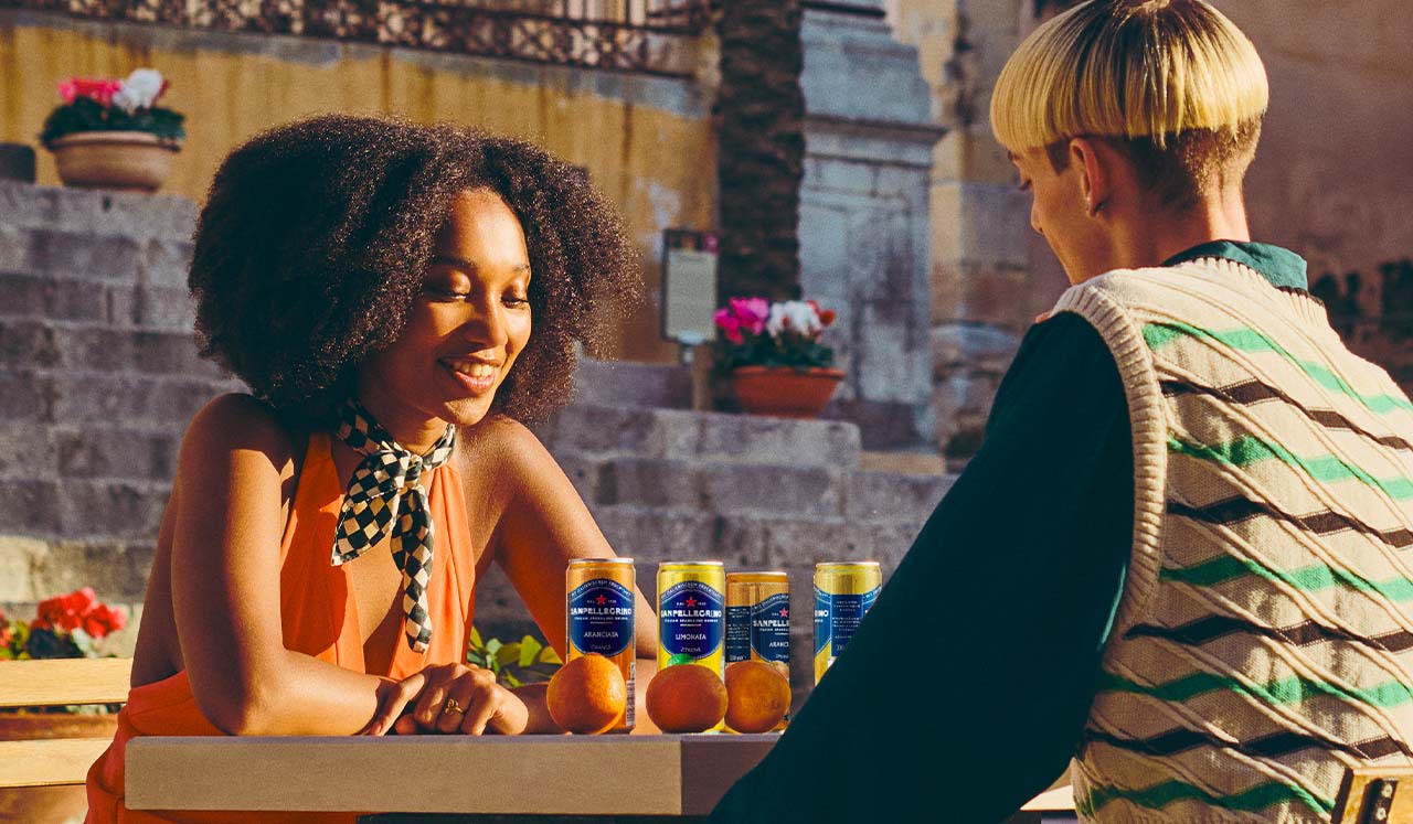 Zwei Männer spielen Schach mit Dosen - mixology