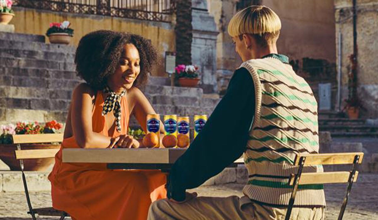 Zwei Männer spielen Schach mit Dosen - mixology
