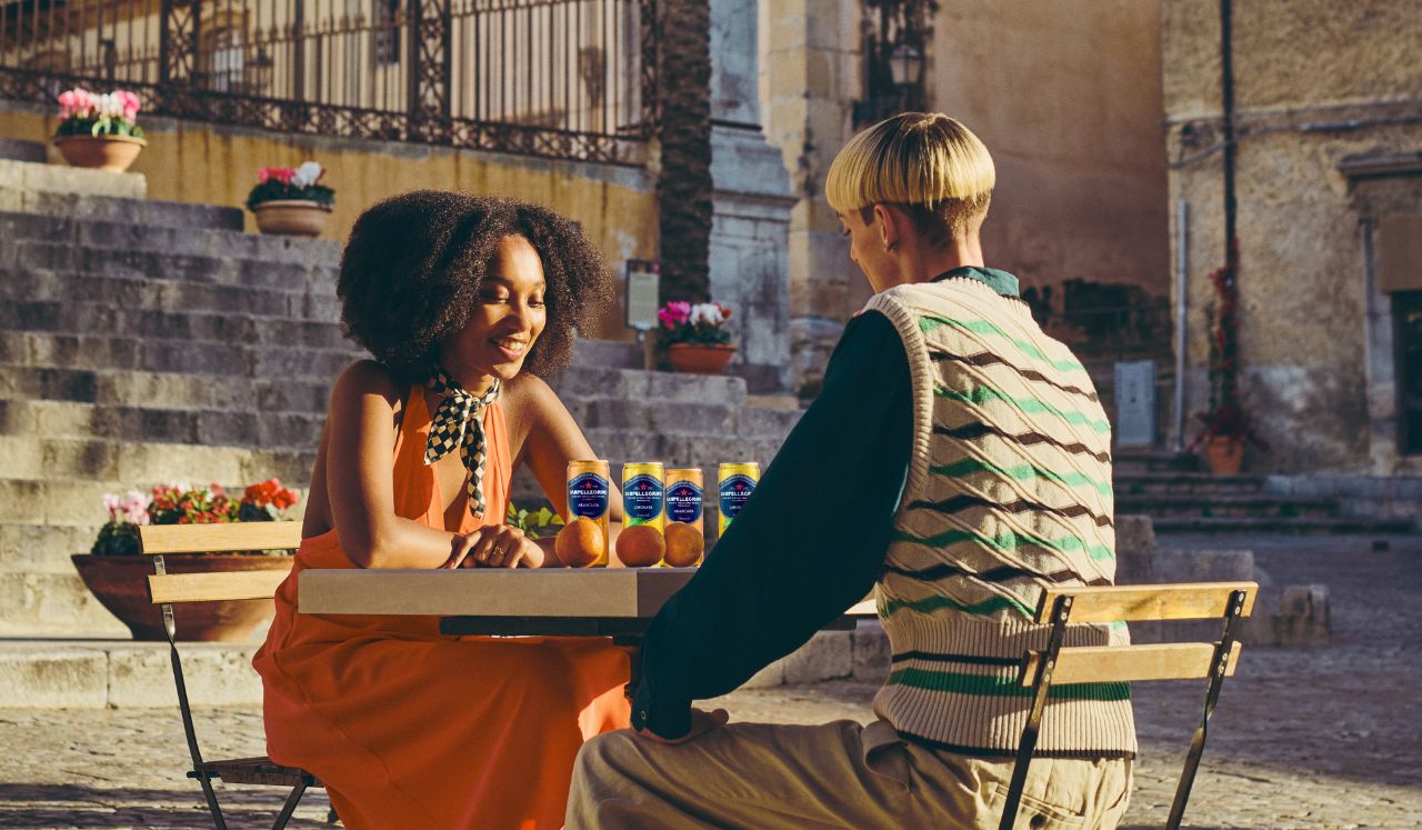 Zwei Männer spielen Schach mit Dosen - mixology
