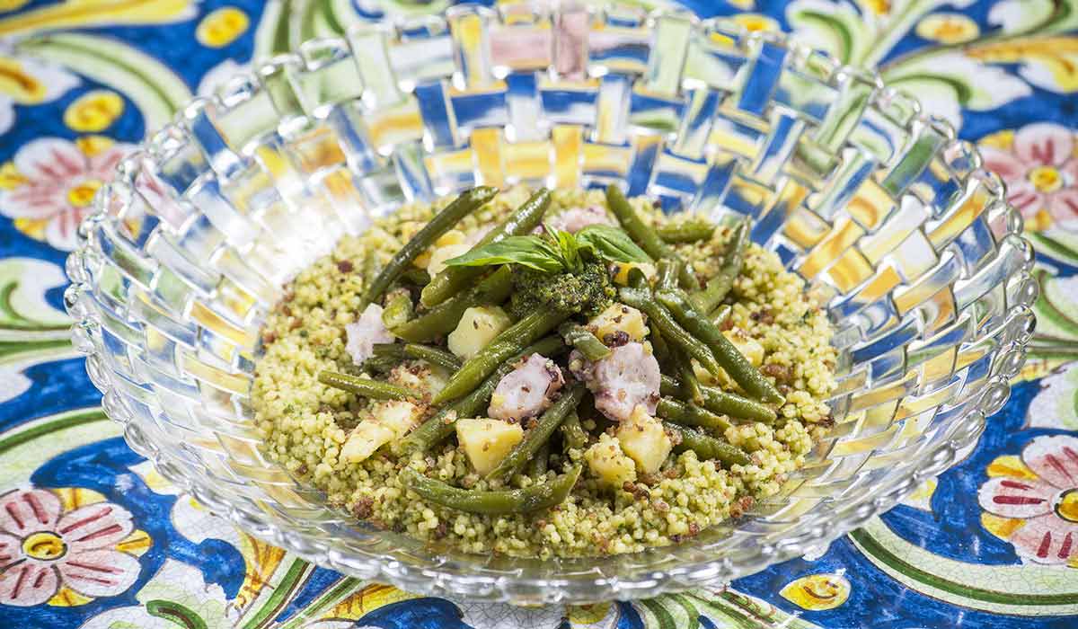 Eine moderne Version eines traditionellen Couscousgerichts mit Oktopus, Basilikum-Pesto und Oliven