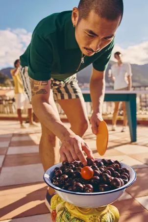 Junge spielt Cherry Pong