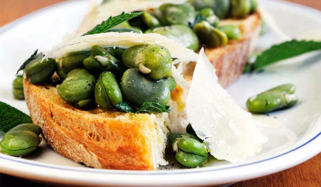 Crostini mit Favabohnen und Pecorino-Käse | Sanpellegrino