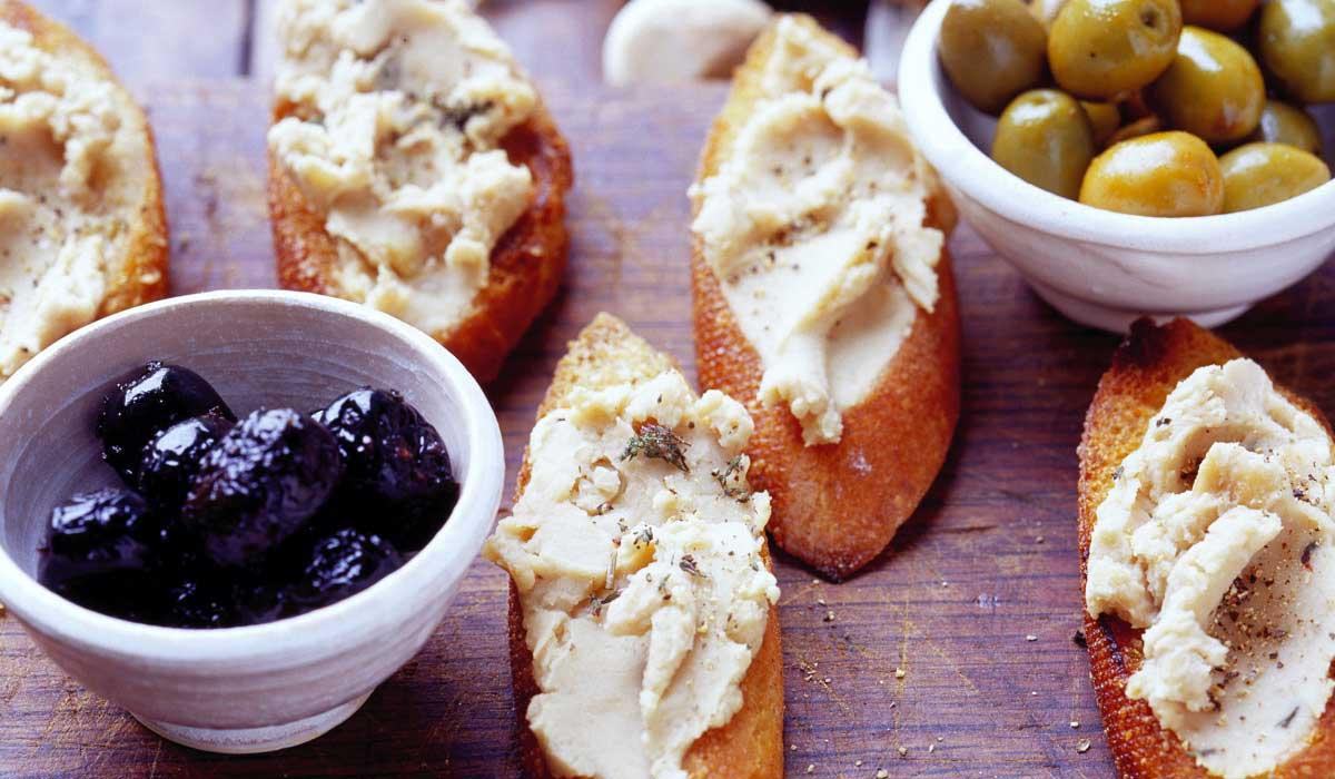 Crostini mit Knoblauch und Creme aus Cannellini-Bohnen
