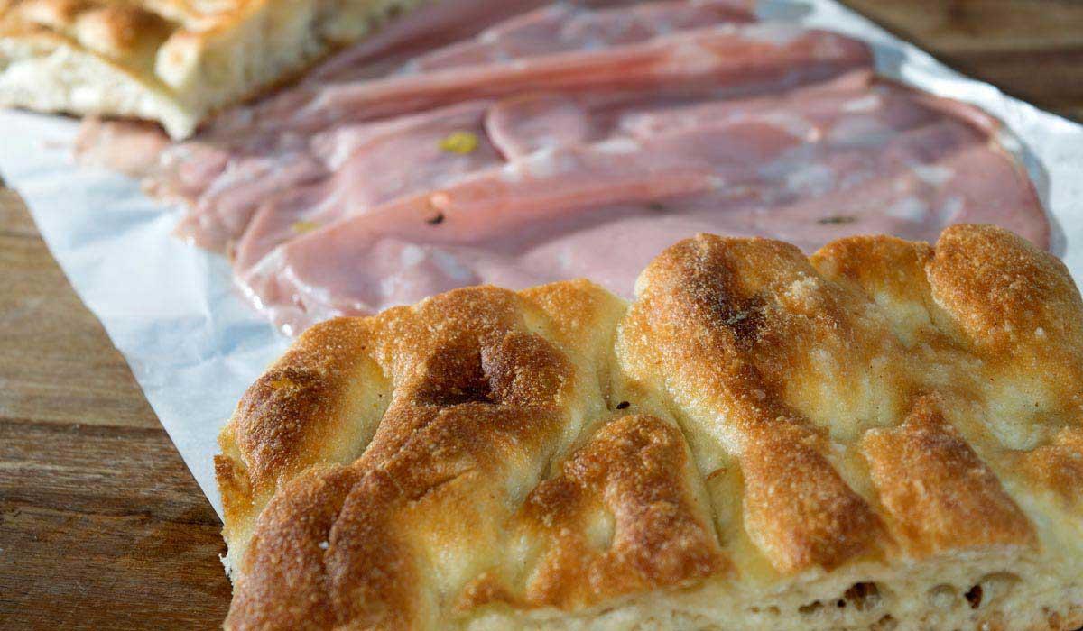 Pizza mit Mortadella