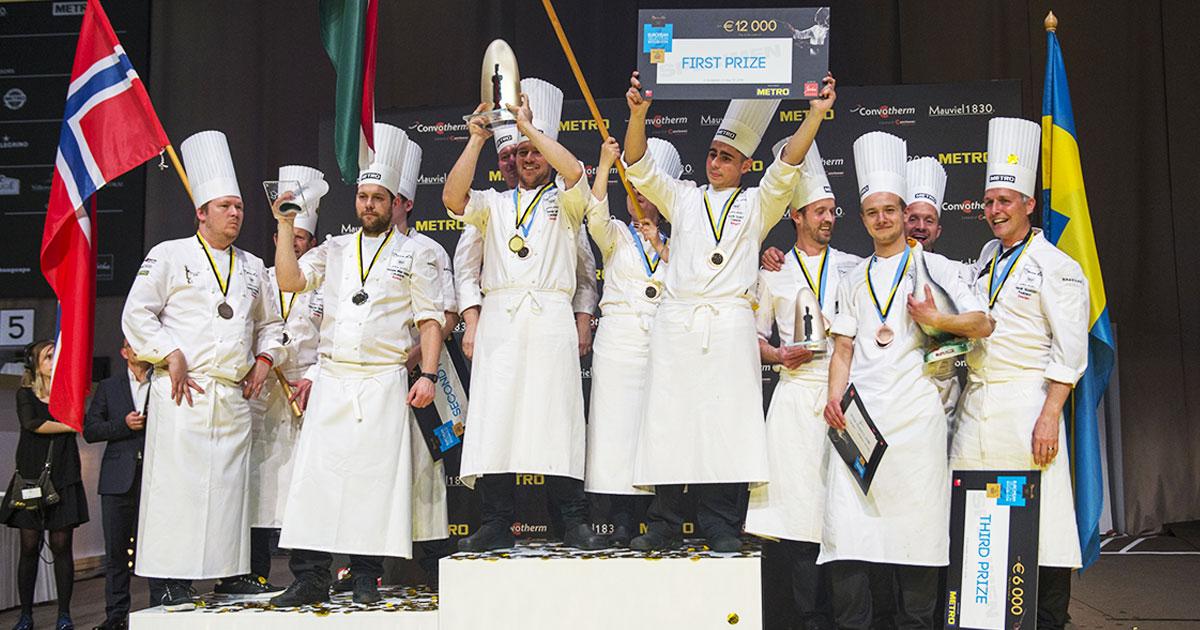 le vainqueur de la médaille d’or, Tamas Szell, sur le podium avec les chefs de la Norvège et de la Suède