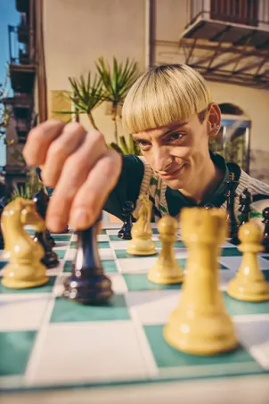 gars joue aux échecs avec des oranges