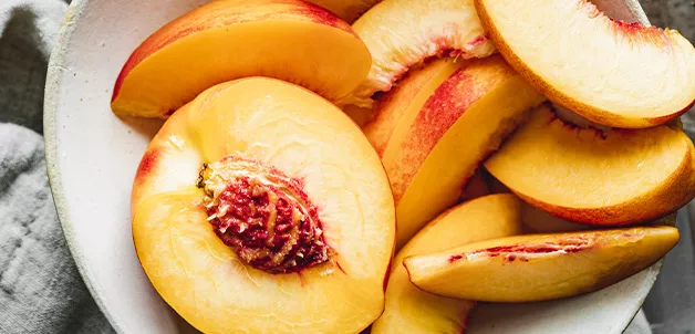 Pêches sur une assiette blanche