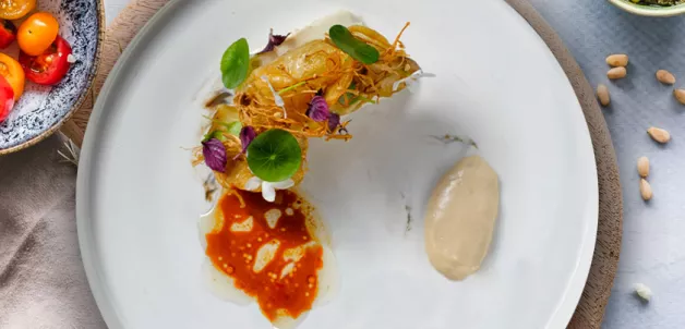 Dîner raffiné de poulet Sakura à l'igname, aux pleurotes du roi et à l'émulsion de soja