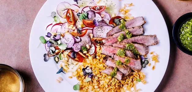 Assiette de steak avec salade fraîche sur fond de pierre rouillée