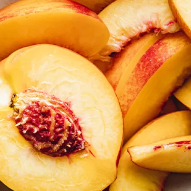 Pêches sur une assiette blanche