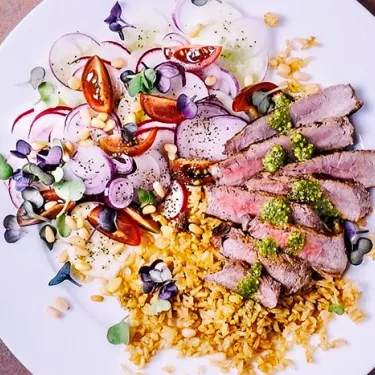 Assiette de steak avec salade fraîche sur fond de pierre rouillée