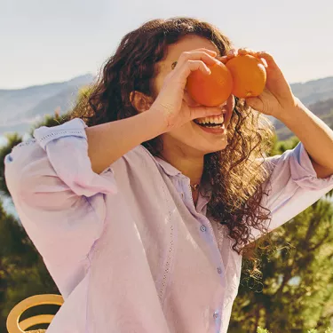 fille joue avec les oranges