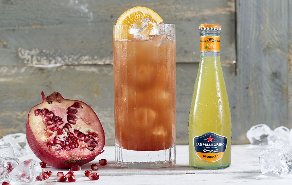 Bullet cocktail con melograno, pompelmo e Aranciata Sanpellegrino