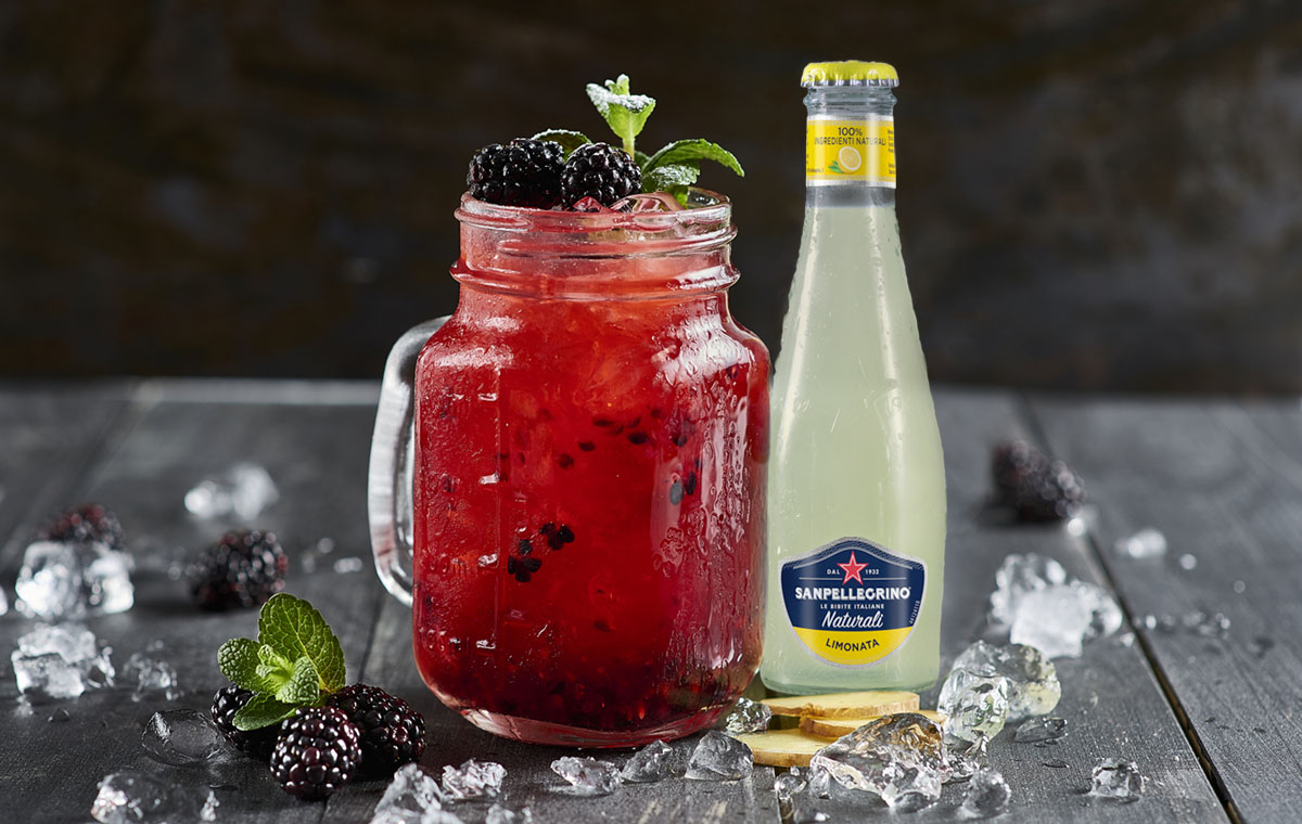La ricetta del cocktail Gingermore con limonata Sanpellegrino, more e zenzero