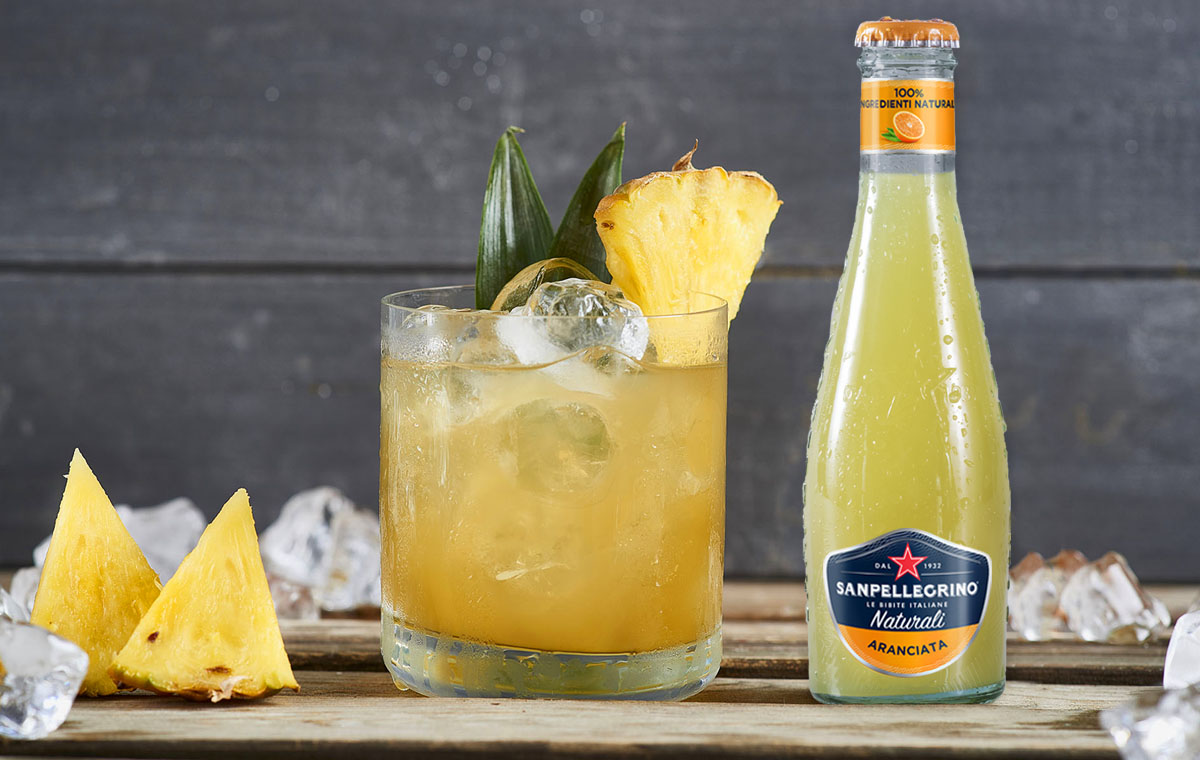 Tropically cocktail con maracuja, ananas e Aranciata Sanpellegrino