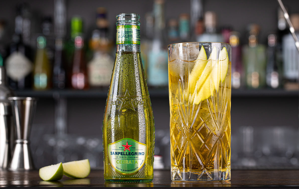 bicchiere di cocktail cedroni e bottiglia di cedrata sanpellegrino