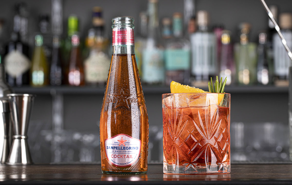 bicchiere di cocktail perfetto e bottiglia di cocktail sanpellegrino