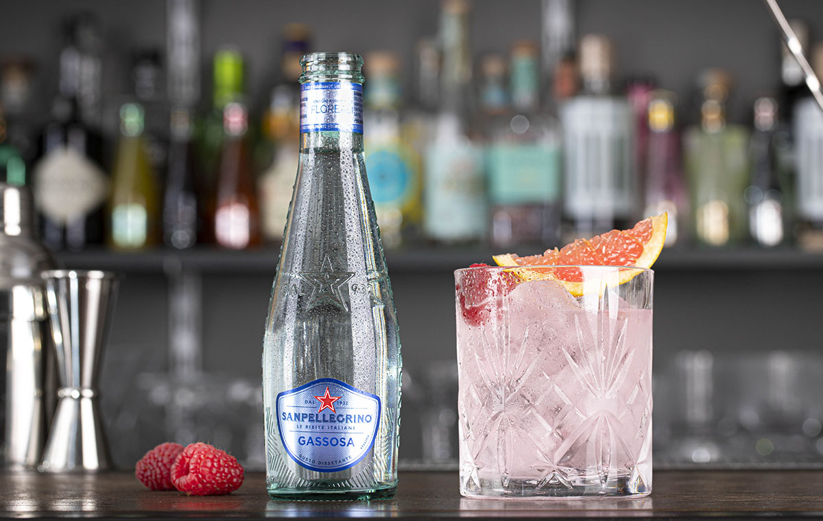 bicchiere di cocktail gassosa sour e bottiglia di gassosa sanpellegrino