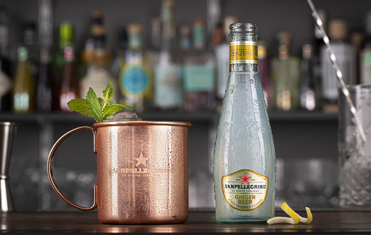 cocktail mule italiano e bottiglia di ginger beer sanpellegrino