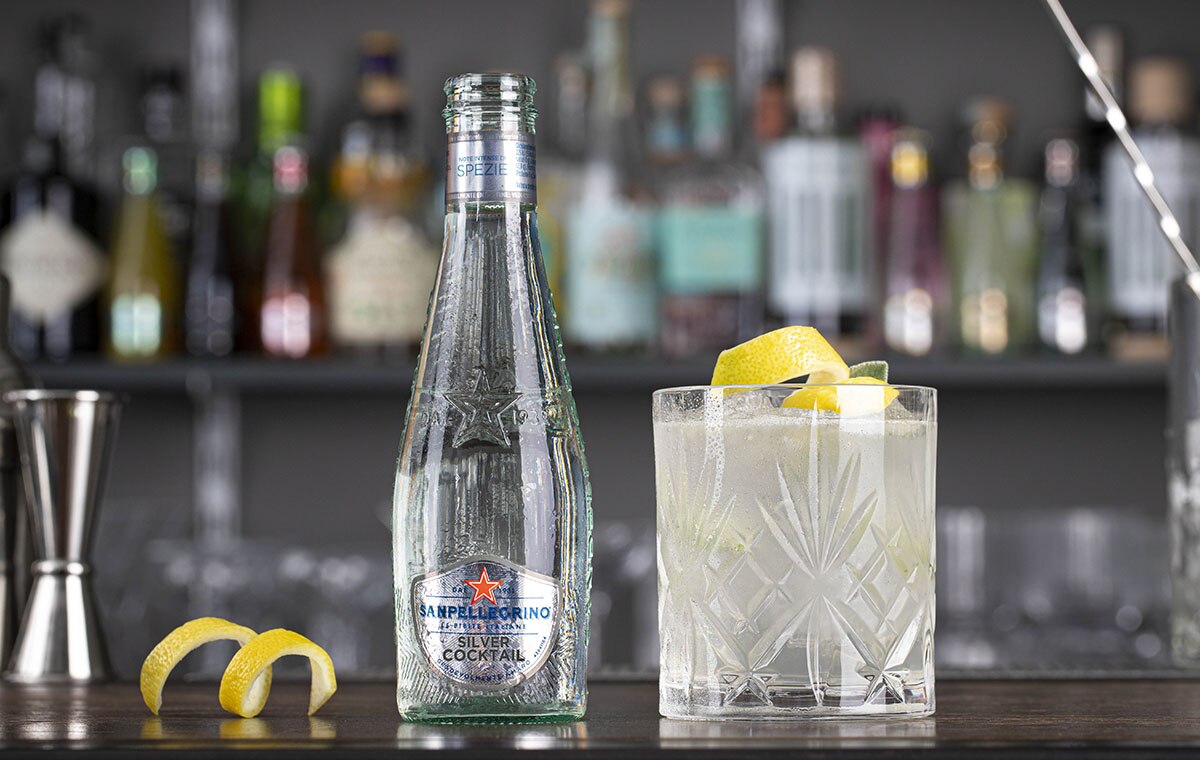bicchiere di cocktail silver dry e bottiglia di silver cocktail sanpellegrino