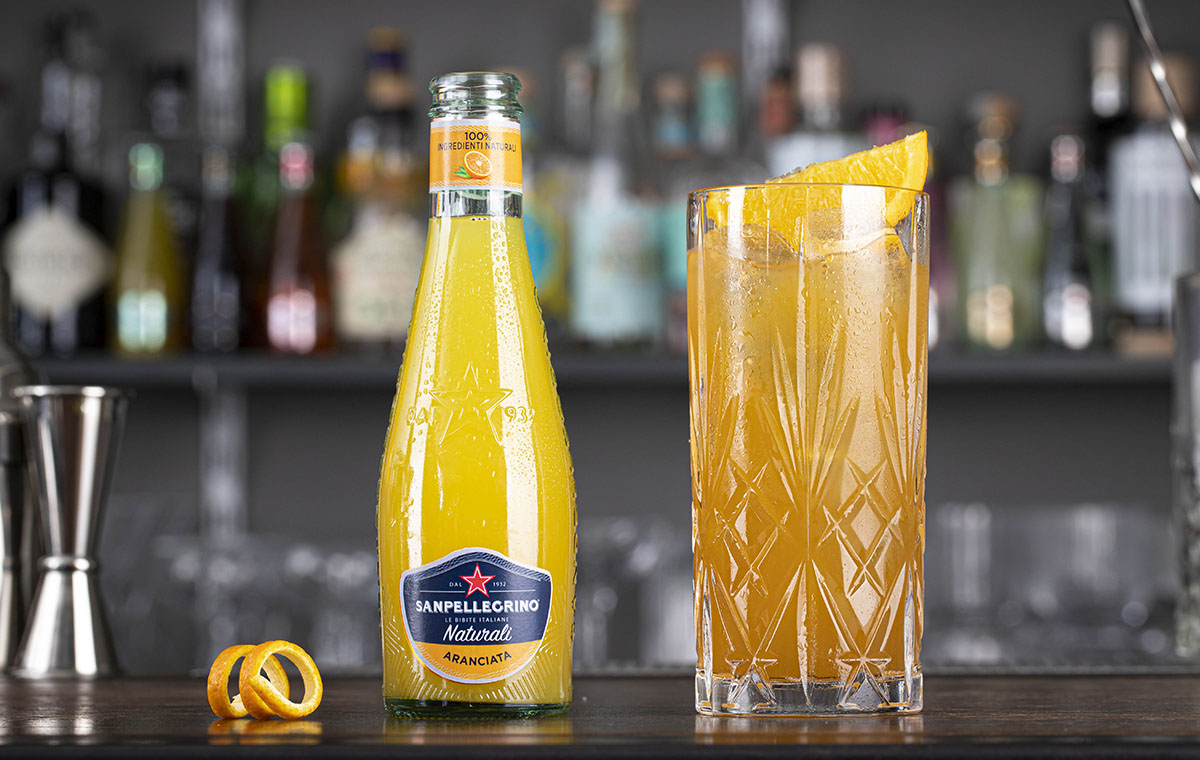 bicchiere di cocktail agrumato e bicchiere di aranciata naturali sanpellegrino