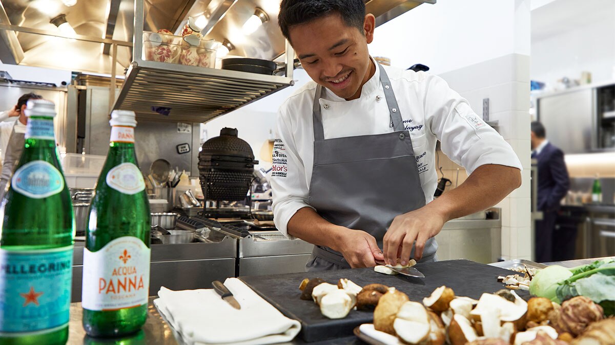 chef con bottiglia acqua s.pellegrino e acqua panna