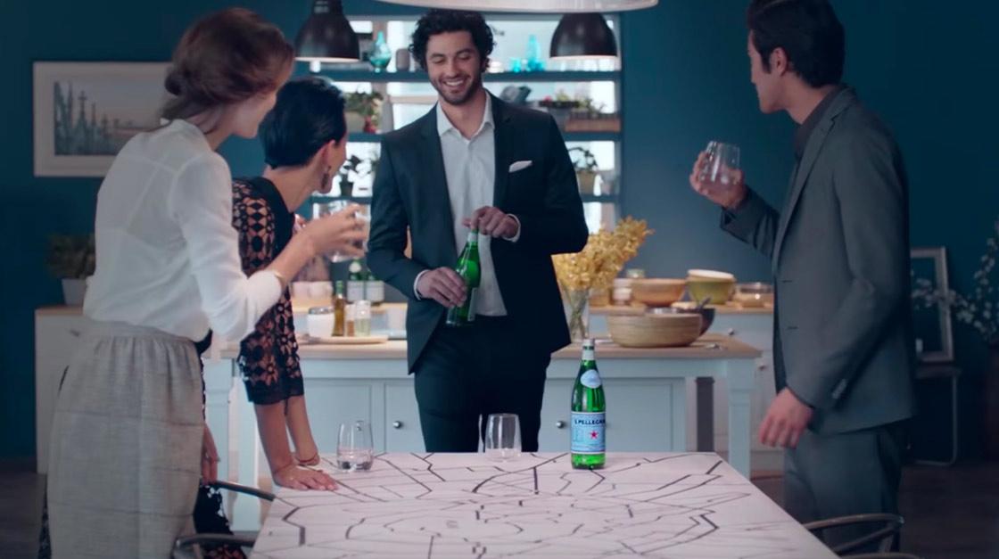 2 coppie di amici in casa con acqua Sanpellegrino sul tavolo