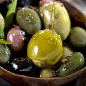 Ingredienti-scacciata-siciliana-olive-verdi-nere.jpeg
