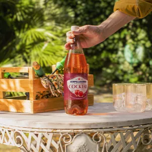 Bottiglia di Sanpellegrino Cocktail su un tavolino all'aperto