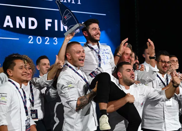 Nelson Freitas festeggia la vittoria sul palco della Grande Finale