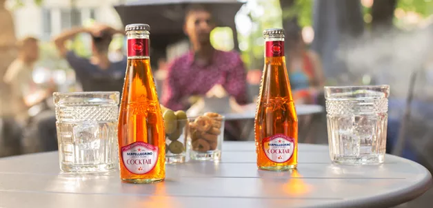 Bottigliette di Sanpellegrino Cocktail su un tavolino all'aperto