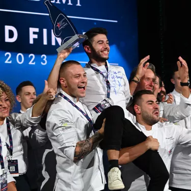 Nelson Freitas festeggia la vittoria sul palco della Grande Finale