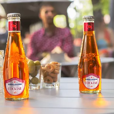Bottigliette di Sanpellegrino Cocktail su un tavolino all'aperto