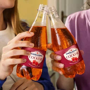 Brindisi con bottiglie di Sanpellegrino Cocktail