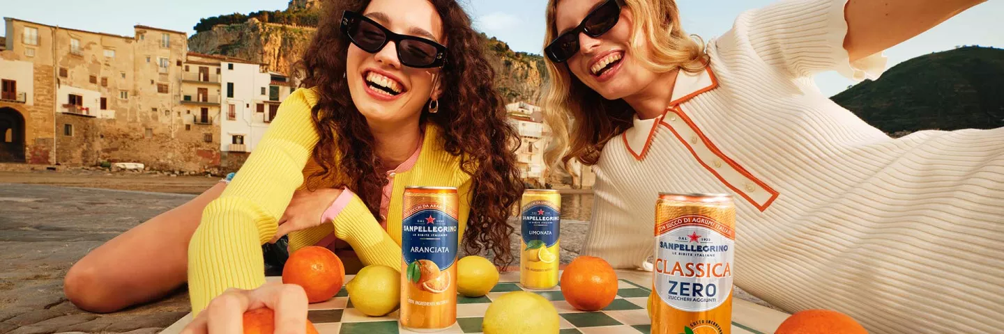 due ragazze sorridenti con bibite Sanpellegrino