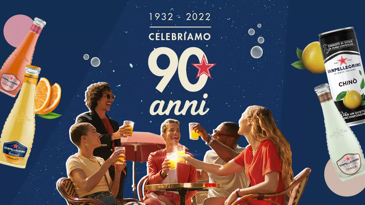 Un bicchiere di San Pellegrino con bollicine ghiacciate e una fetta di limone fresco