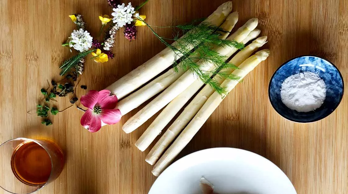 Asparagi bianchi, zabaione al passito e crumble di prosciutto crudo.