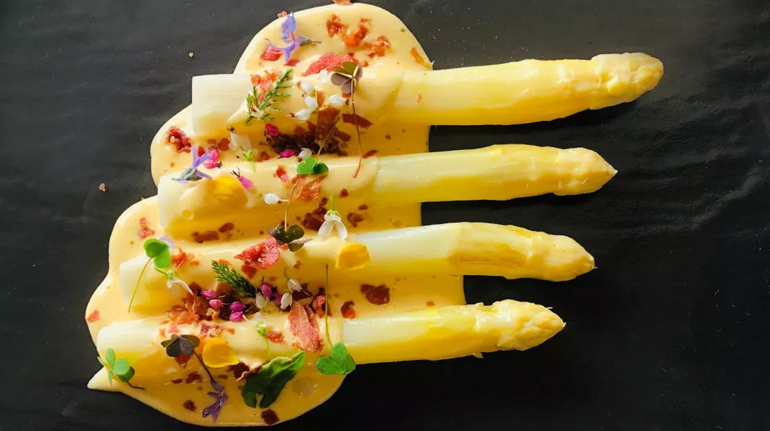 Asparagi bianchi, zabaione al passito e crumble di prosciutto crudo.