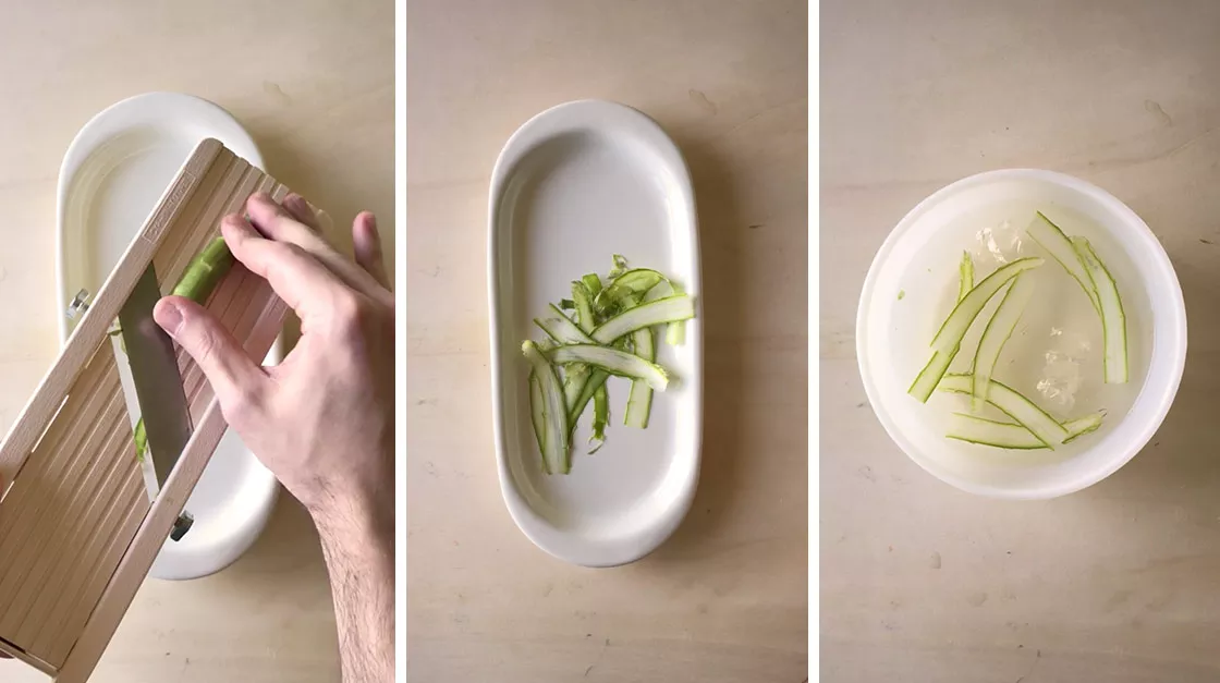 Pulite gli asparagi e, con l’aiuto di una mandolina, tagliateli a fettine molto sottili