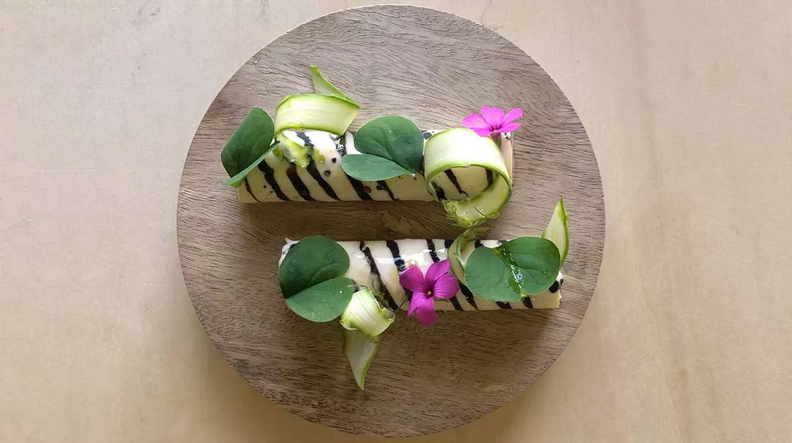 Con una spatolina mettete i cannoli nel piatto, aggiungete i riccioli di asparagi scolati bene e decorate con acetosa e fiori di acetosa