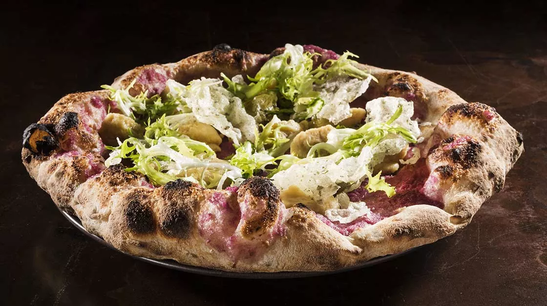 Pizza Rita con crema di cipolle rosse, mousse di ceci, scarola riccia e alga wakame di Gennaro Battiloro