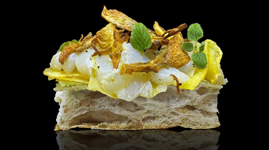Trancio di pizza con carciofi fritti e baccalà di Gabriele Bonci